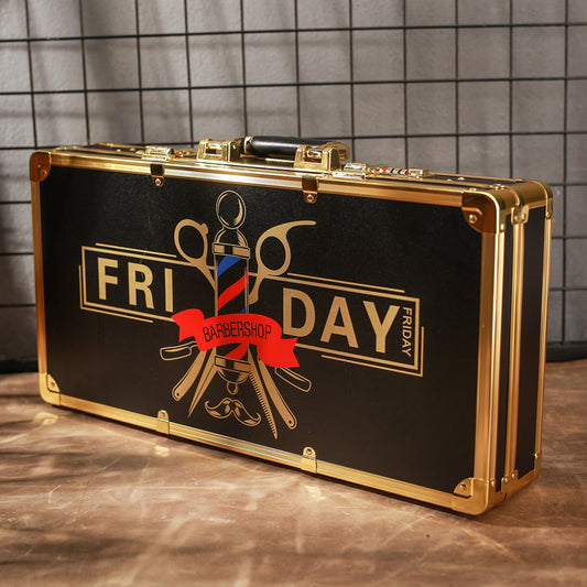 Mallette de Transport Barbiere "FRIDAY" (Nouveauté) Ce titre met en avant le style et le côté robuste pour les barbiers professionnels.
